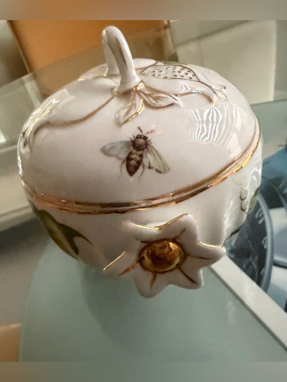 Godinger & Co. Jardín Garden Handle Gravy Bowl with Lid & Gold Accents 6 1/4” W